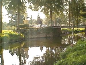 Tourisme  Aixe-sur-Vienne: traverser le pont sur la rivire de l'Aurence